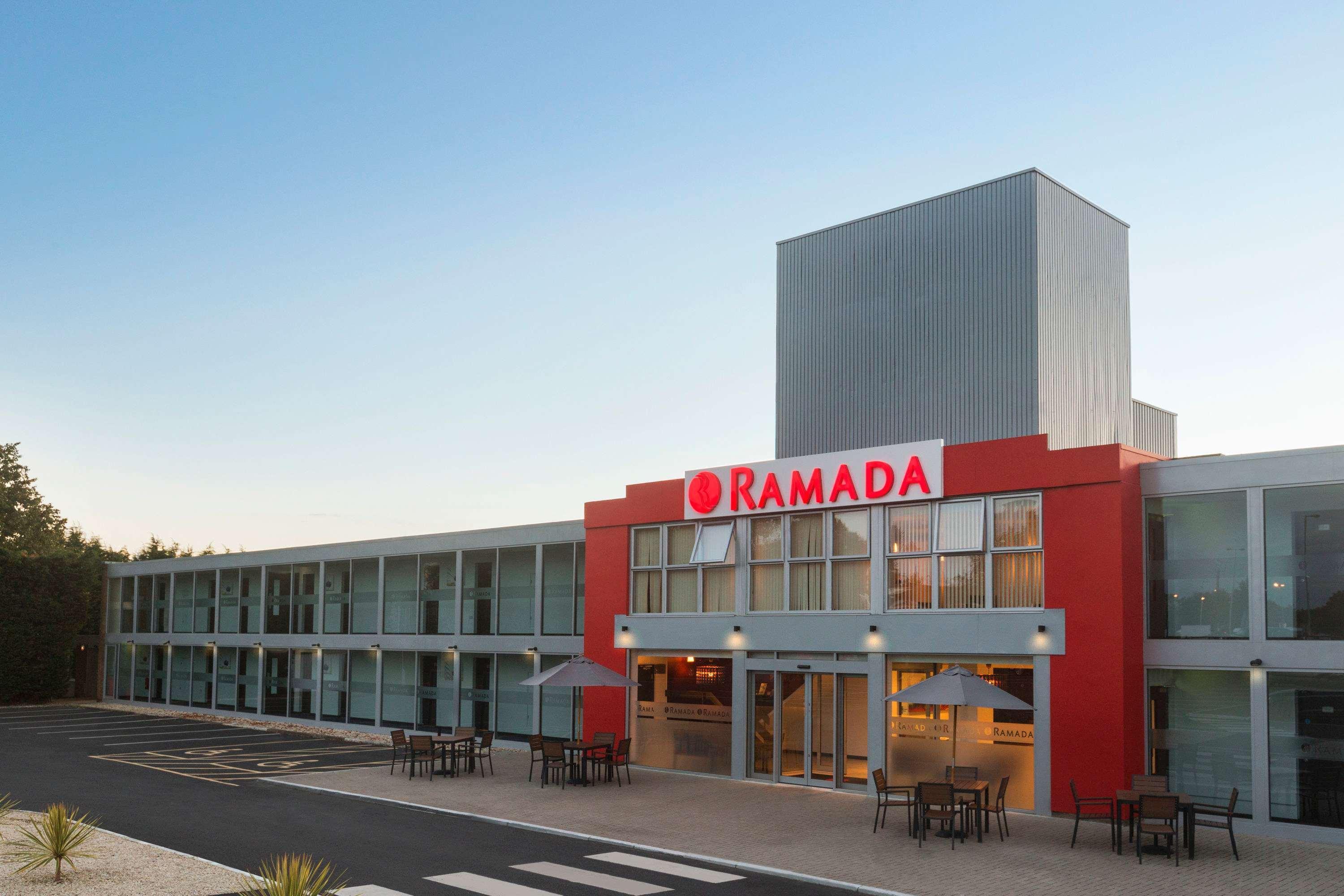 Ramada Milton Keynes Hotel Exterior foto