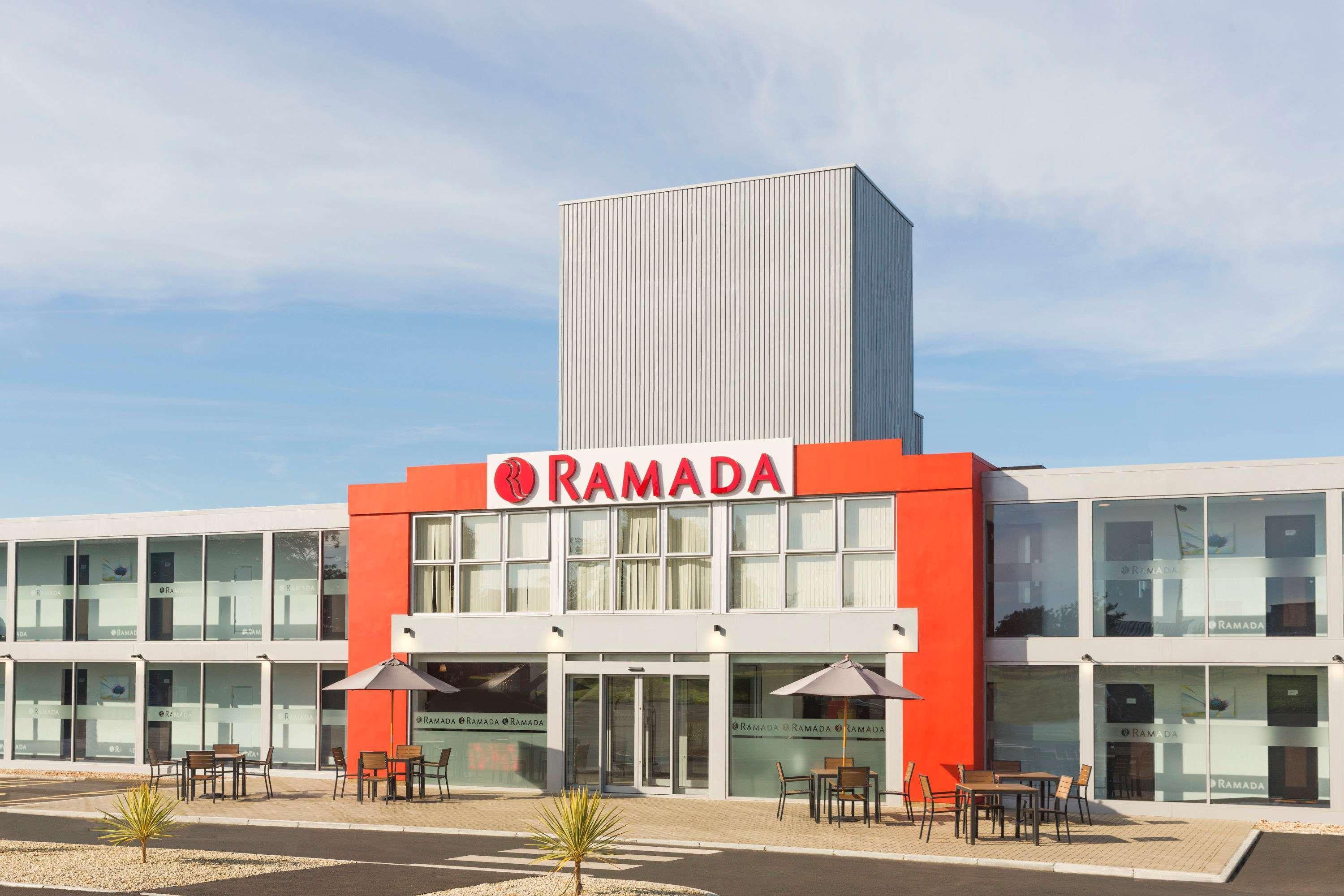 Ramada Milton Keynes Hotel Exterior foto